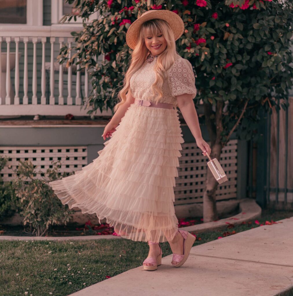 girly style feminin yang cute dan romantis. dengan ruffles dan volume yang lembut. Warna pastel