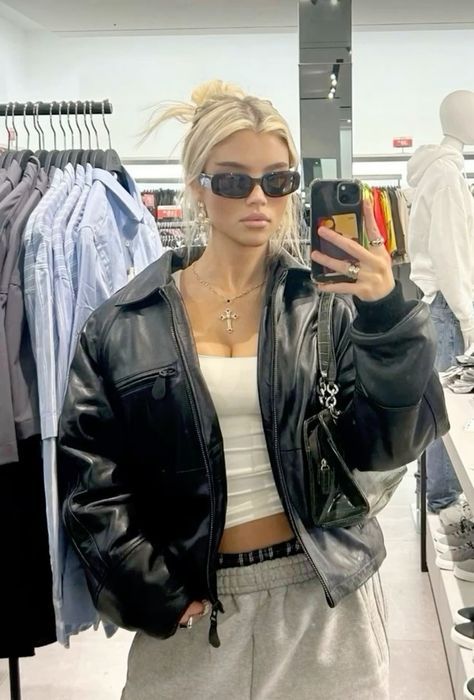 Cool girl, artsy with the leather jacket and nice shades. Penuh aksesoris yang senada dan gaya yang edgy