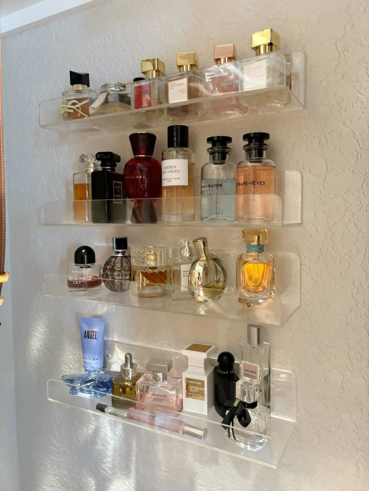 rak parfum yang menarik dan berisi penuh, dari MFK sampai mugler