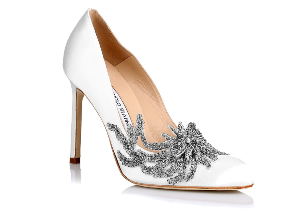 Manolo Blahnik, sepatu bridal bella swan di twilight. Detail kristal dan satin ini classy girl banget