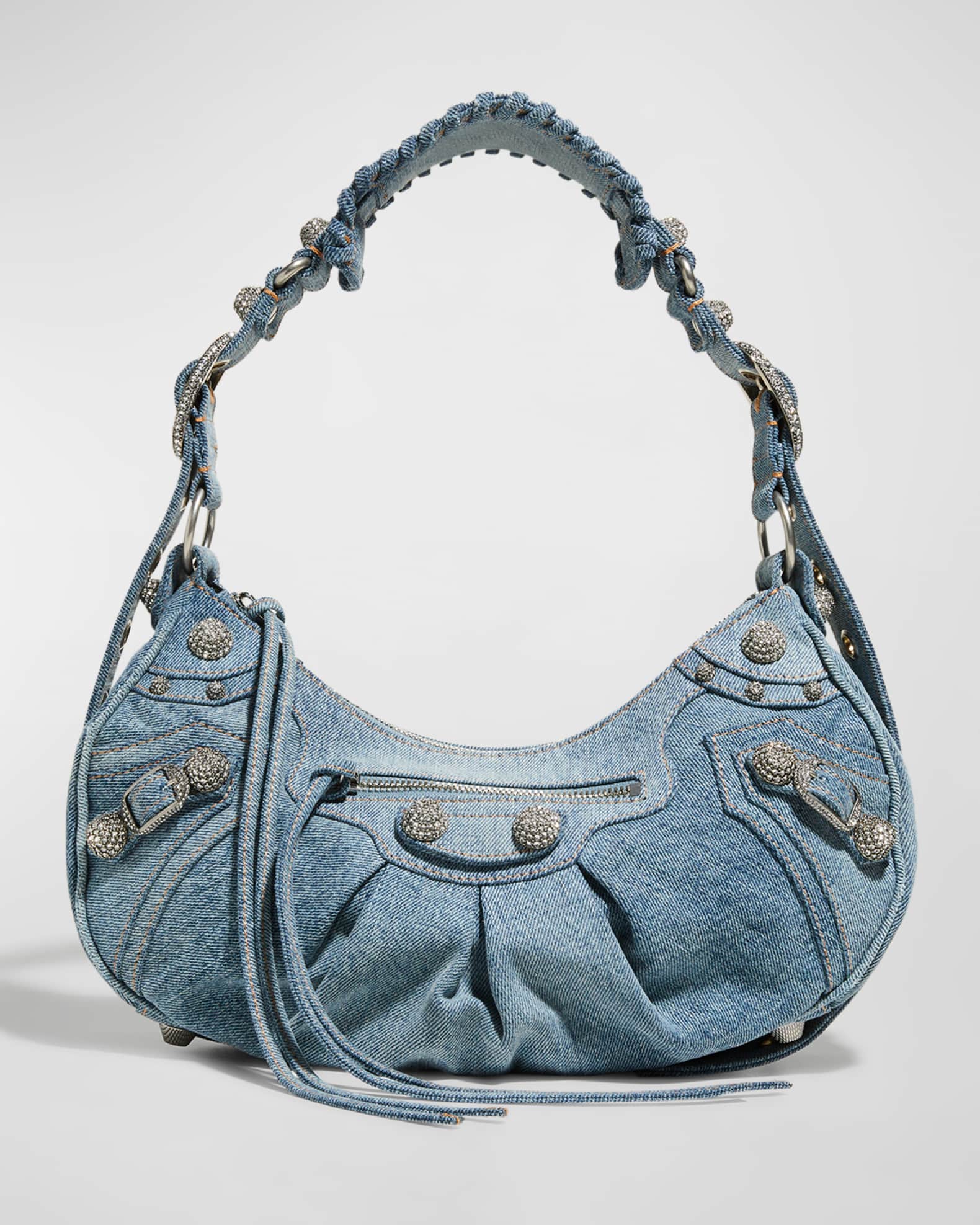 Tas balenciaga le cagole berbahan denim dan studs yang keren. Strapnya adjustable dan nyaman digunakan.