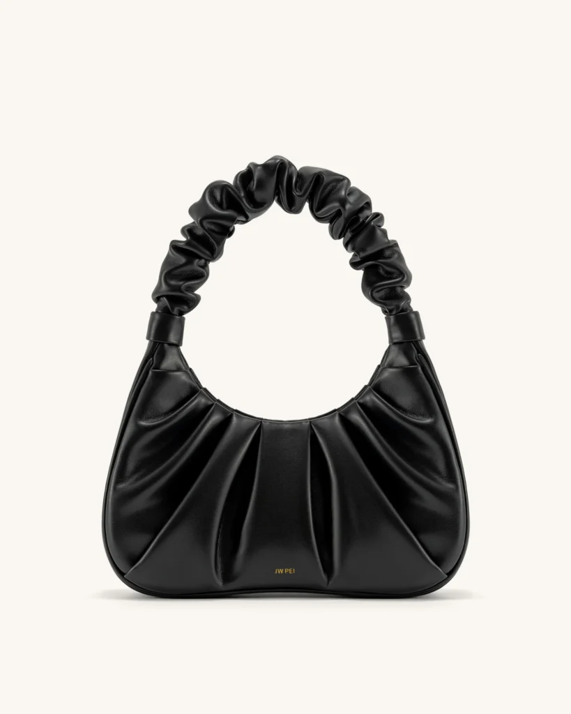 JW PEI Gabbi Bag berwarna hitam berbahan vegan leather, dengan pegangan berkerut yang ikonik.