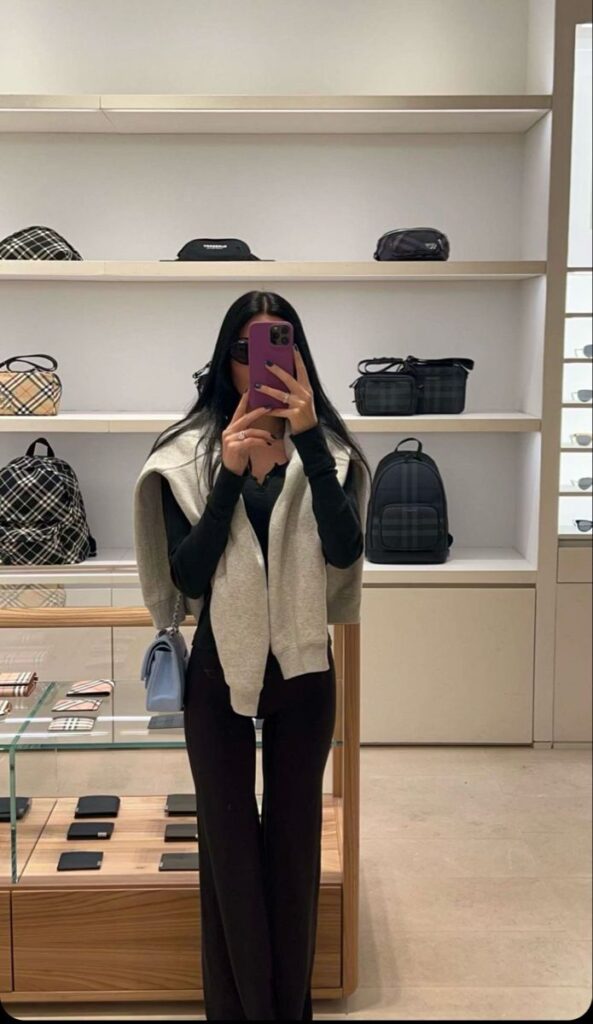 Wizard Liz memakai celana palazzo warna putih yang flowy, menciptakan kesan classy dan dewasa.