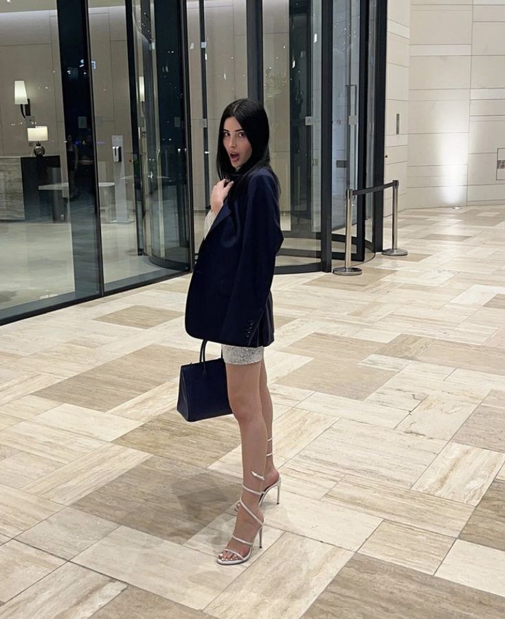 Blazer oversized hitam dipadukan dengan dress bling bling—gaya khas The Wizard Liz yang classy dengan heels yang melilit.