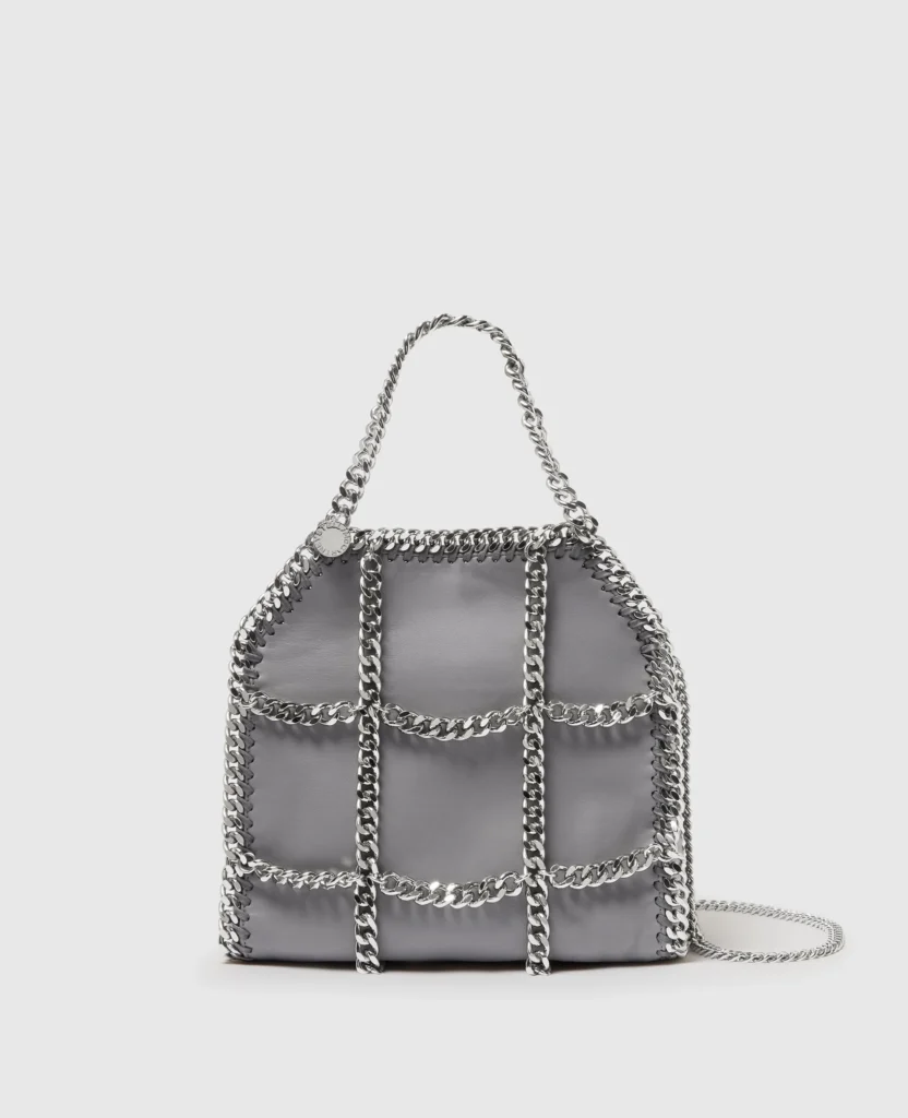 Stella McCartney Falabella Mini Tote dengan rantai khas di tepiannya—tas mewah yang sepenuhnya vegan.