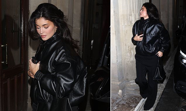 Kylie Jenner black leather outfit. US based celebrity yang sekarang bersama Timothee Chalamet!