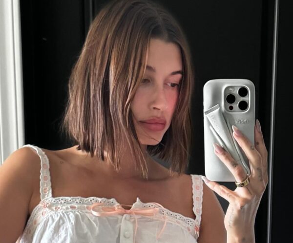 Rhode Lip iPhone Case digunakan sambil mengaplikasikan lip balm