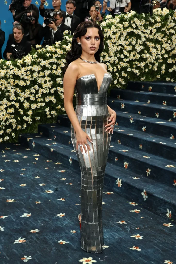 Jenna Ortega aktris hollywood yang hadir di Met Gala 2025 dengan gaun rulers dari Balmain yang unik!