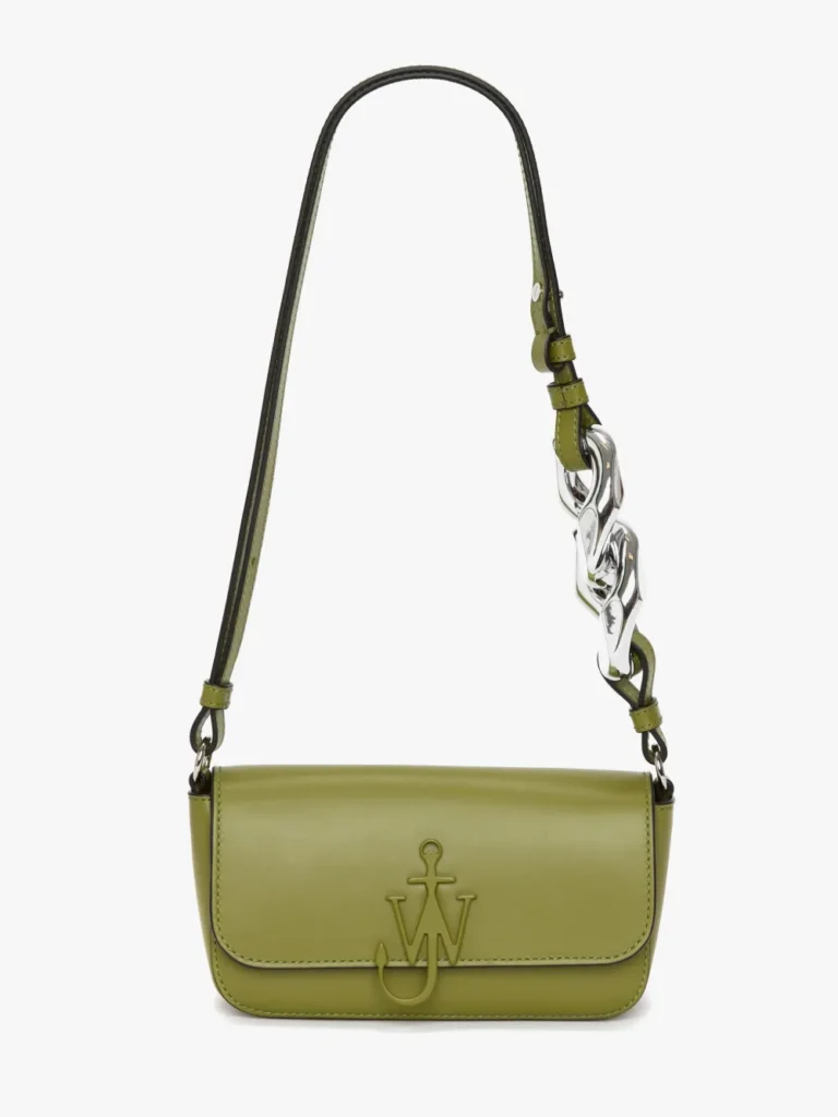 the anchor bag dari jw anderson. lucu banget style nya seperti fendi baguette tapi lebih edgy. Comfortable dan cukup spacious untuk daily wear