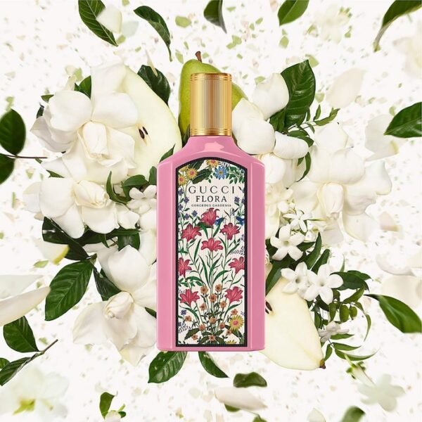 Detail botol parfum mini Gucci Flora Gorgeous Gardenia EDP berwarna pink lembut tampak depan