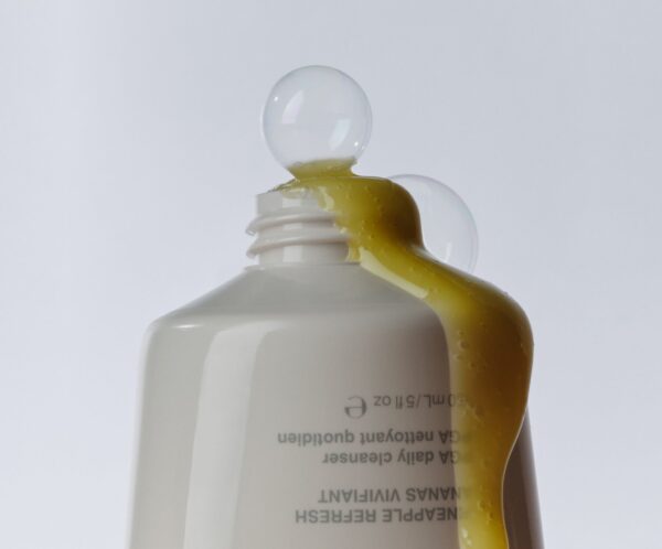 tekstur pineapple cleanser rhode dengan gelembung
