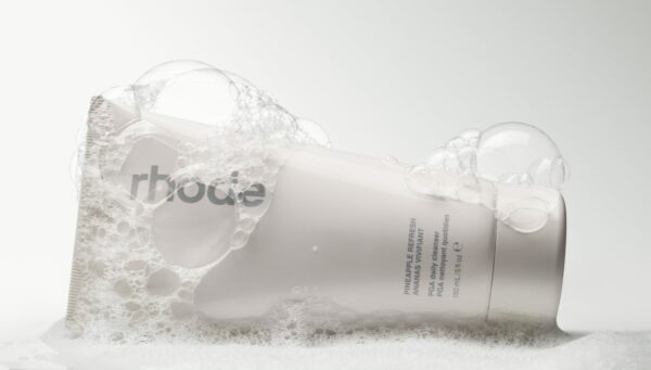 Rhode Pineapple Refresh Cleanser dengan busa lembut di permukaan