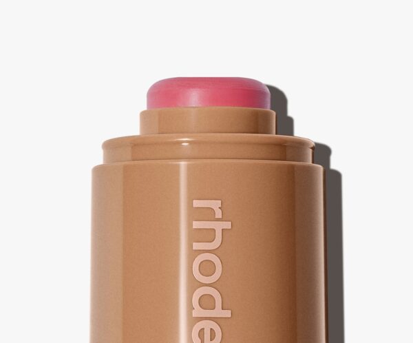 Rhode Pocket Blush dalam kemasan stik minimalis dengan berbagai pilihan warna untuk tampilan pipi segar dan glowing.