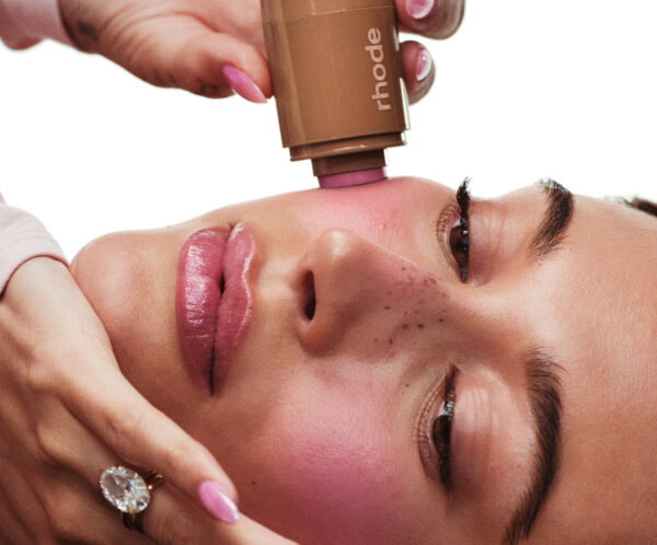 Rhode Pocket Blush shade Piggy Apply dengan nuansa soft baby pink yang memberikan tampilan manis dan segar.
