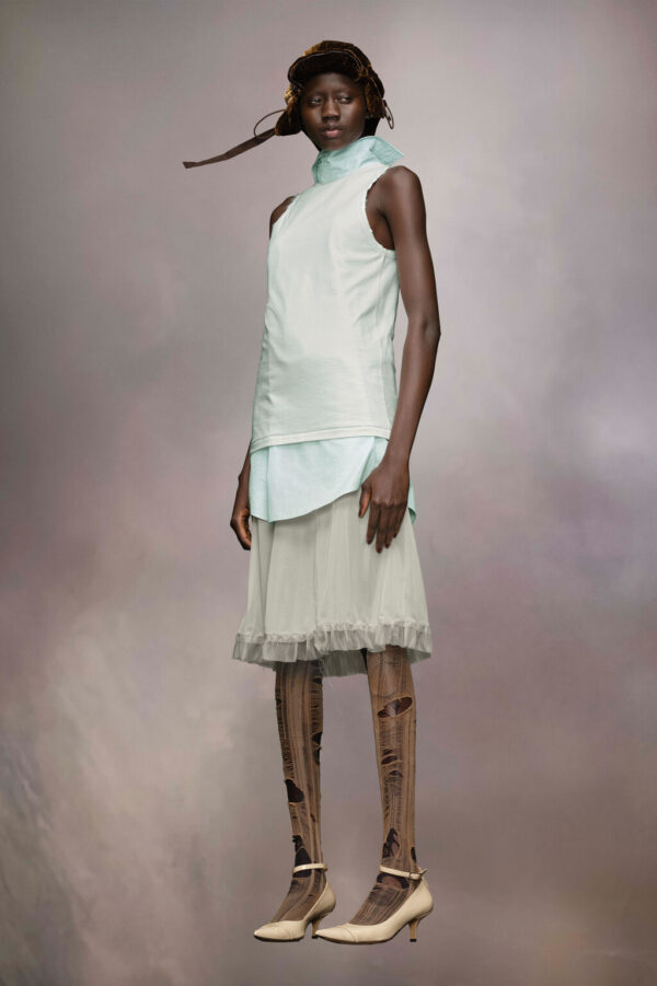 Tampak depan keseluruhan Maison Margiela Back to Front Shirt dengan potongan minimalis dan siluet rapi