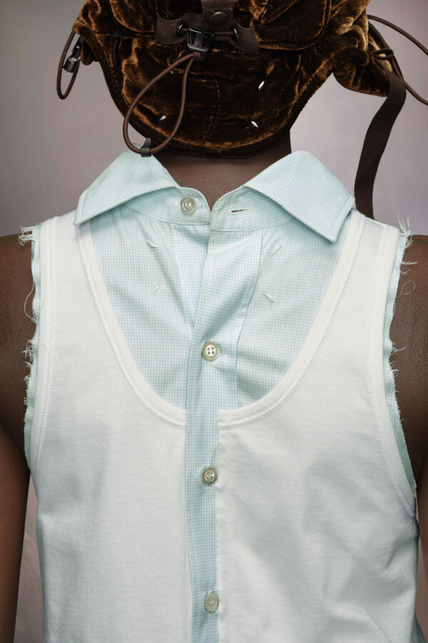 Detail tampak depan Maison Margiela Back to Front Shirt dengan potongan clean dan minimalis