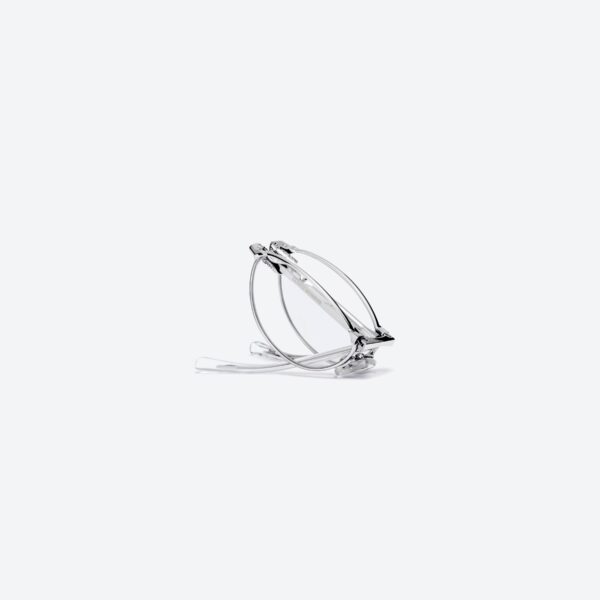 Kacamata oval logam perak mengilap dengan lensa bening dari Koleksi Pocket, desain elegan dan ringan untuk tampilan modern.
