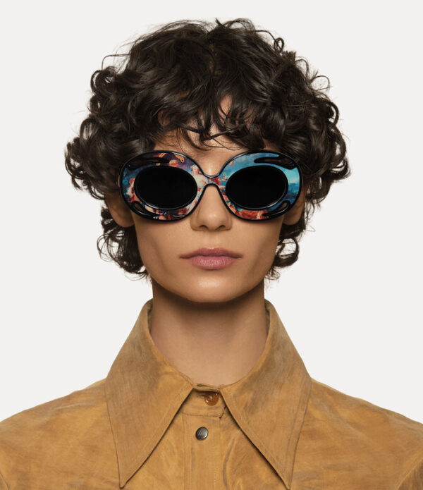Model mengenakan Vivienne Westwood Sunday Sunglasses dengan gaya modern dan elegan