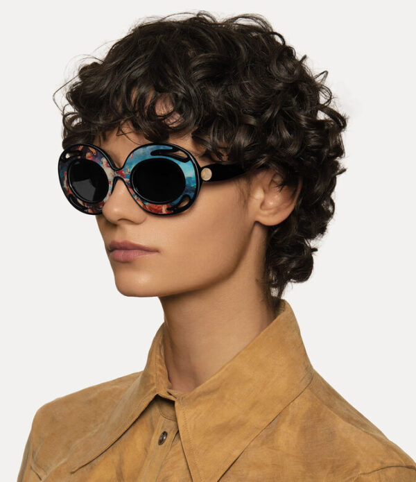 Vivienne Westwood Sunday Sunglasses tampilan miring menonjolkan desain bingkai elegan dan logo orb ikonik