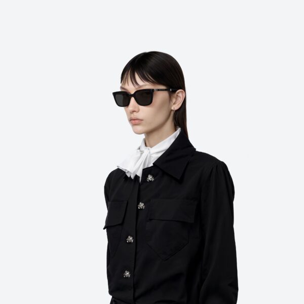 Kacamata Gentle Monster Matiny 01 dengan bingkai hitam persegi dan desain minimalis elegan.