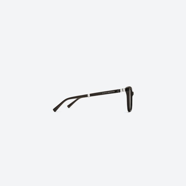 Tampak samping kacamata Gentle Monster Matiny BR3 dengan bingkai acetate warna cokelat transparan.