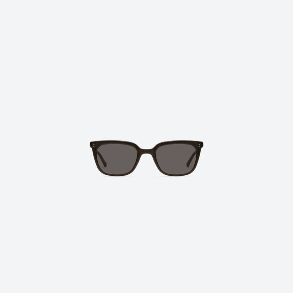 Tampilan samping kacamata Gentle Monster Matiny BR3 dengan bingkai acetate cokelat transparan dan gagang ramping bergaya modern.