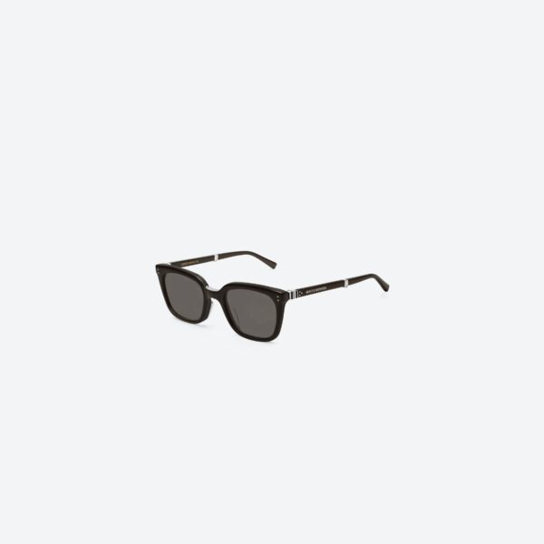 Detail close-up Gentle Monster Matiny BR3 menampilkan tekstur bingkai acetate cokelat dan engsel premium.