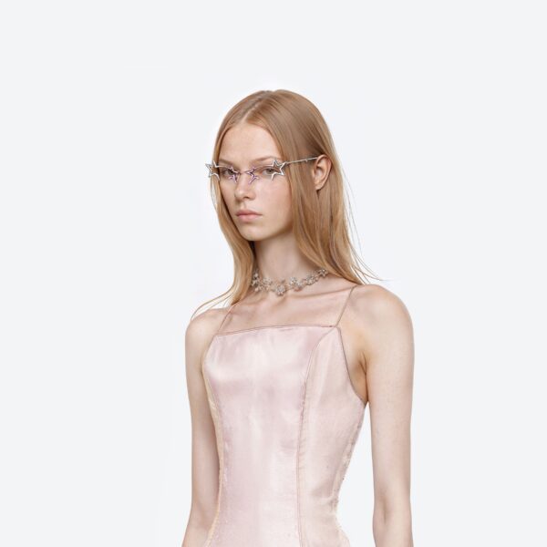 Model mengenakan kacamata Gentle Monster Milky Way dengan bingkai hitam transparan bergaya oversized, menampilkan tampilan futuristik dan berkarakter.