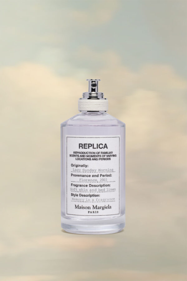 Botol Maison Margiela Replica Lazy Sunday Morning Eau de Toilette dengan desain kaca bening dan label signature