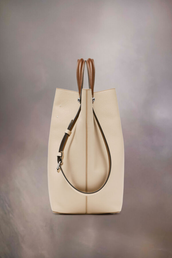 Tas Maison Margiela Top Handle Dress-Age Medium dilihat dari samping dengan detail top handle kokoh.
