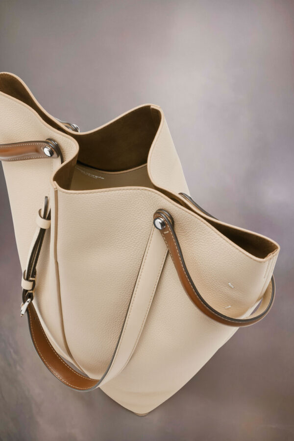 Bagian atas Maison Margiela Top Handle Dress-Age Medium dengan desain handle kokoh dan bukaan rapi.