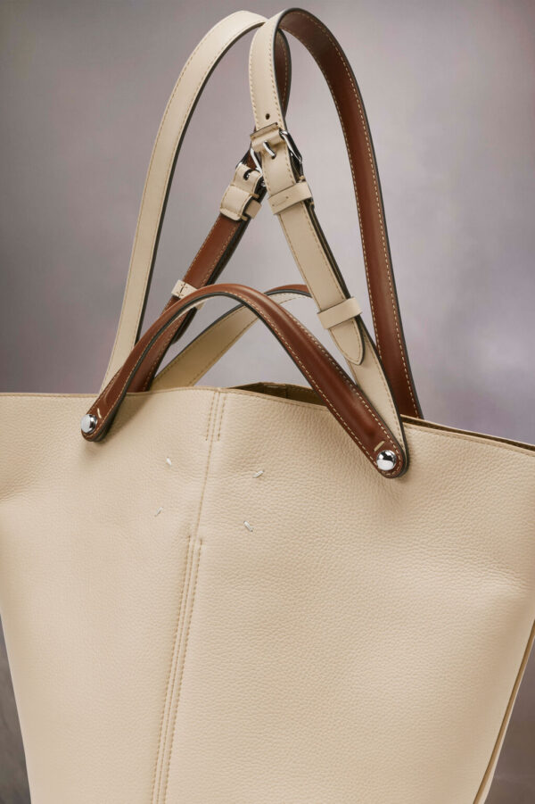 Close-up detail Maison Margiela pada Top Handle Dress-Age Medium bag.