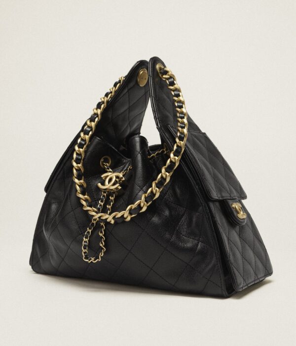 tas hitam dengan paduan tali gold dan logo chanel