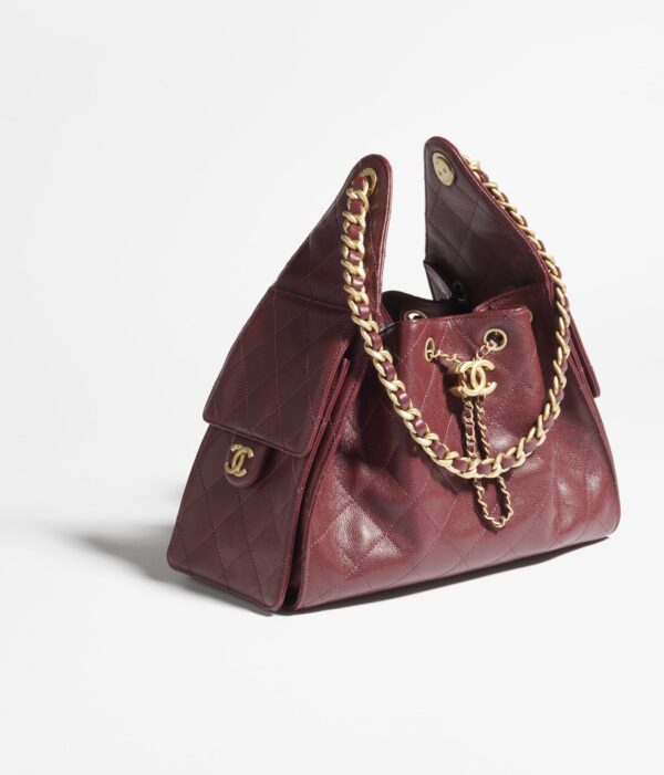 tas chanel 25 berwarna burgundy denga detail logam berwarna emas