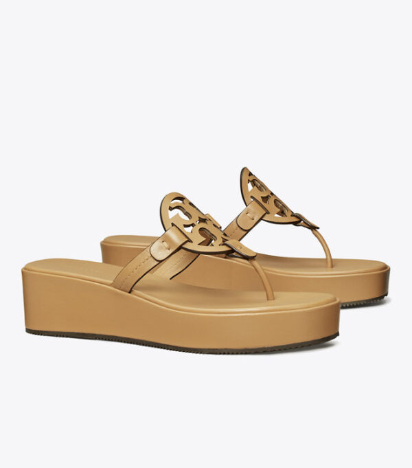 sepasang sandal tory burch dengan warna Ginger Shortbread