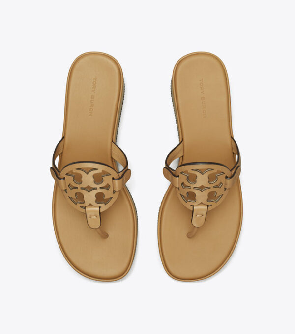 sepasang sandal tampak dari atas berwarna Ginger Shortbread dengan detail logo tory burch