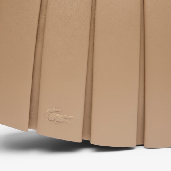 as selempang kulit Lacoste Large FW24 Runway Lenglen berwarna hitam dengan desain elegan, logo buaya hijau bersulam, dan kompartemen utama yang luas.
