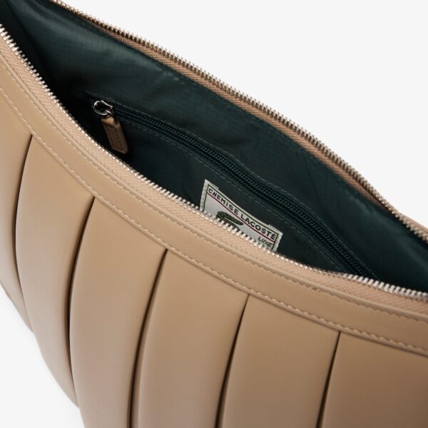 Interior tas Lacoste Lenglen FW24 menampilkan kompartemen luas dengan kantong beritsleting dan lapisan nilon halus.