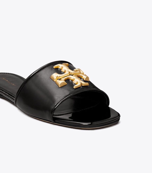 detail dari dekat sandal berwarna hitam dengan tampak atas logo berwarna gold