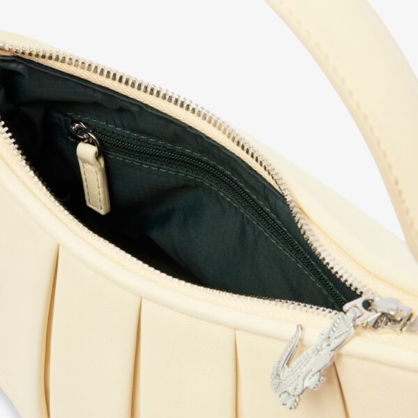 tampak kancing dalam tas lacoste warna beige