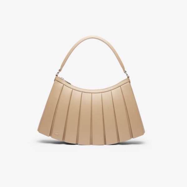 Tas Lacoste Large FW24 Runway Lenglen berwarna hitam dengan desain pleated elegan, logo buaya bersulam, dan kompartemen utama yang luas.