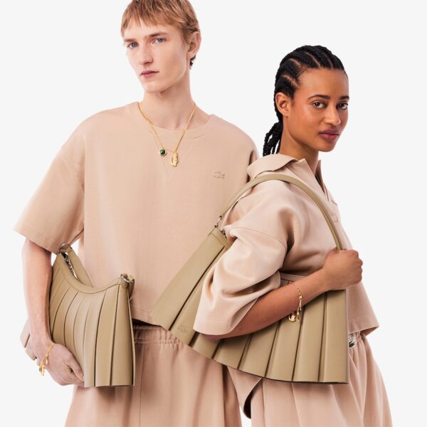 Model tas Lacoste Large FW24 Runway Lenglen bergaya shoulder bag dengan siluet ramping, detail pleated, dan logo buaya bersulam.