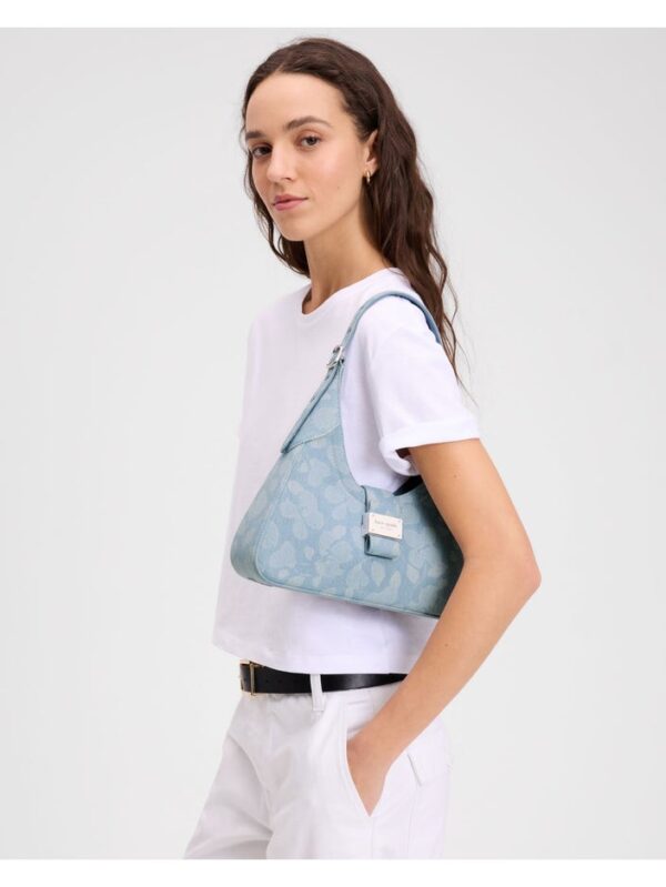 Model mengenakan tas Kate Spade denim dengan gaya kasual chic di latar urban